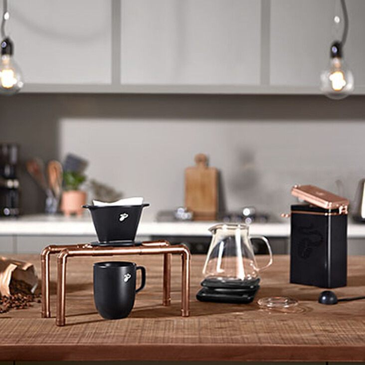 Kaffeezubehör auf Holztisch in moderner Küche
