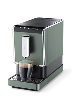 Grüne Kaffeemaschine mit Glas voll Espresso