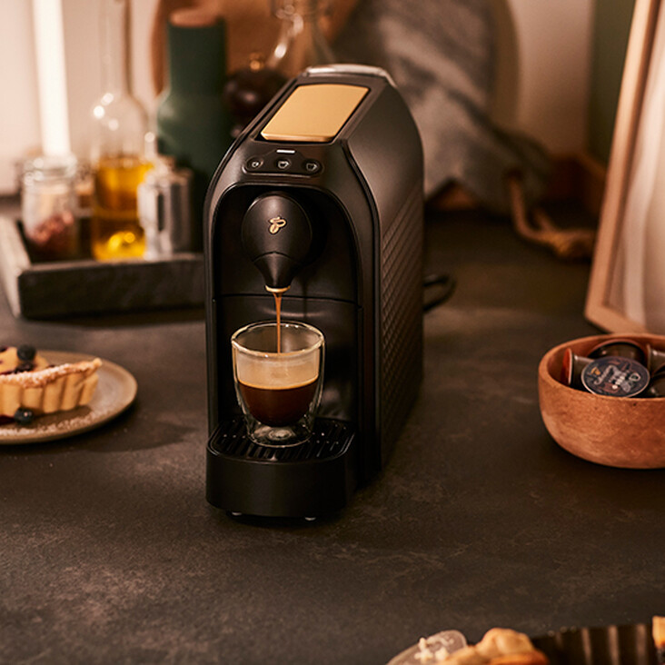 Kapsel-Kaffeemaschine brüht Espresso in Küche