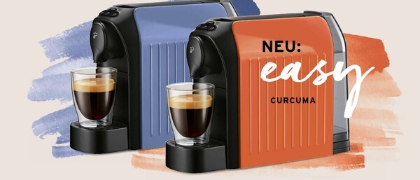 Zwei Tchibo Cafissimo Kapselmaschinen mit Espresso