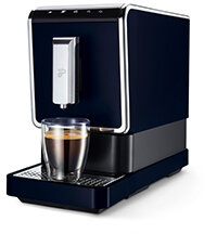 Schwarze Kaffeemaschine mit Glas Espresso