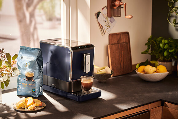 Kaffeevollautomat mit Tasse auf sonniger Küchenarbeitsplatte