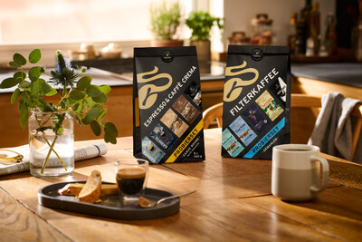 Kaffeetüten und Tassen auf Holztisch in Küche
