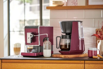 Zwei bordeauxrote Kaffeemaschinen auf Küchenzeile