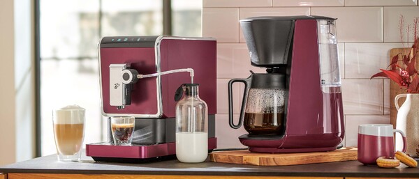 Moderne Küche mit zwei bordeauxroten Kaffeemaschinen