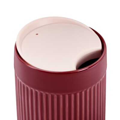 Roter Thermobecher mit rosa Deckel und Trinköffnung