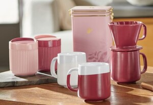 Link: Großansicht des Bildes - Bildinhalt: Rosa und weiße Kaffeebecher mit Filter und Dose