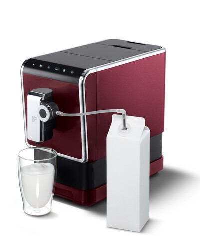Rote Kaffeemaschine mit Milchpackung und Glas