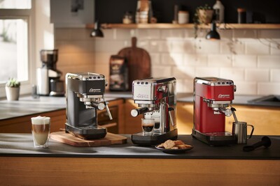 Drei Espressomaschinen in moderner Küche