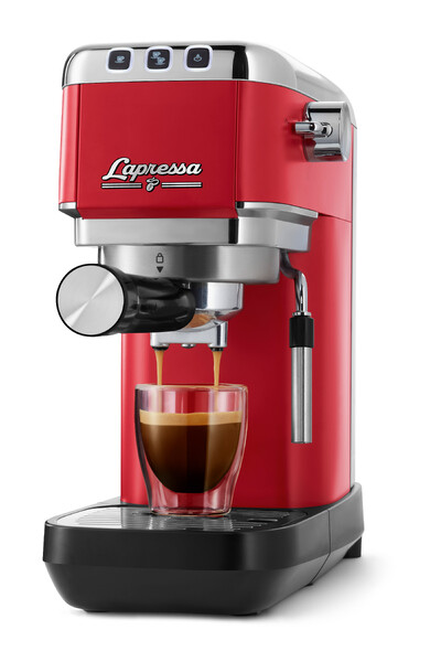 Rote Espressomaschine mit Glas und frischem Kaffee