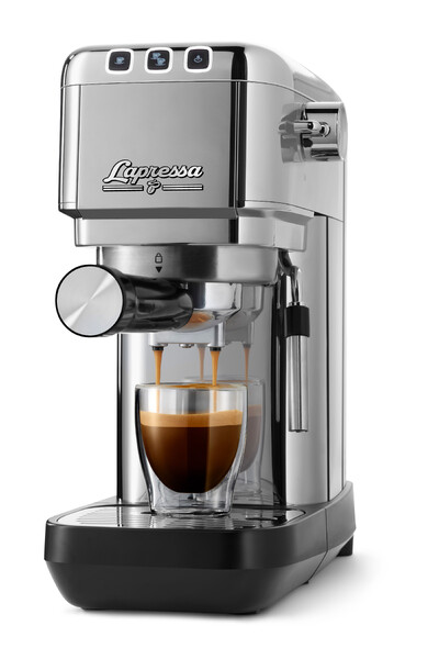 Silberne Espressomaschine, Kaffee fließt in Glas