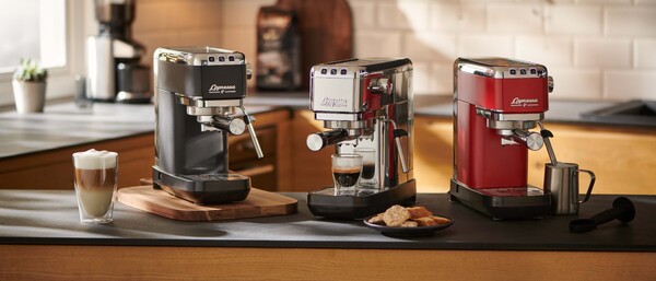 Drei Espressomaschinen in moderner Küche