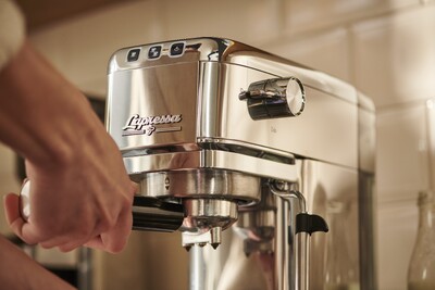 Hand bedient glänzende Espressomaschine