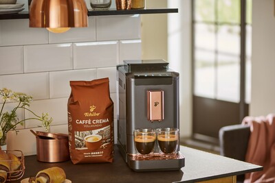 Kaffeevollautomat mit zwei Espressi und Bohnenpackung