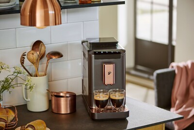 Moderne Espressomaschine mit zwei vollen Gläsern