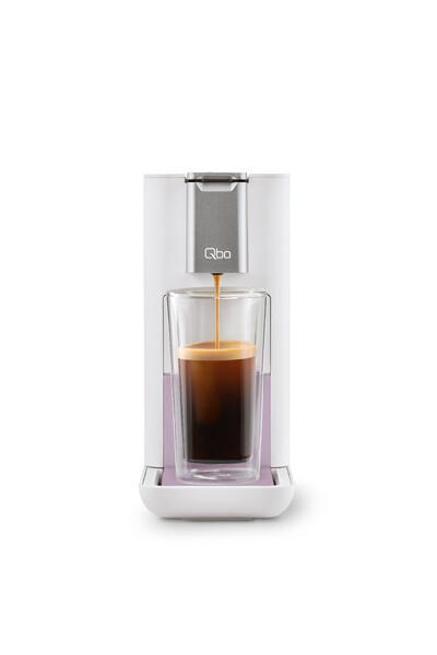 Weiße Qbo-Kaffeemaschine mit Glas Espresso