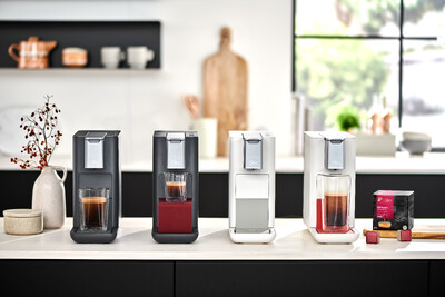 Vier moderne Kaffeekapselmaschinen auf Küchenzeile