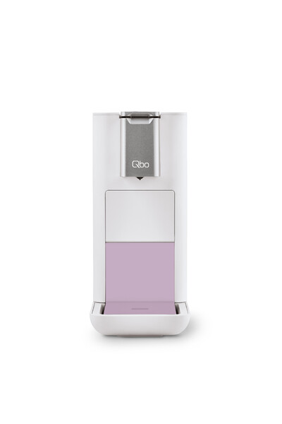Weiße Qbo-Kaffeemaschine mit lila Tropftasse