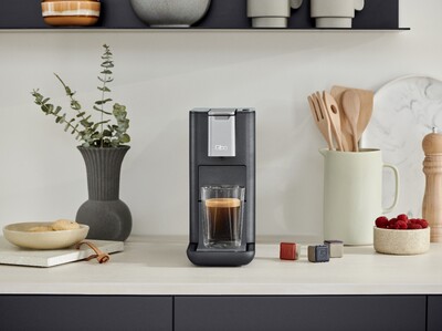 Schwarze Kapselmaschine mit Espresso in moderner Küche