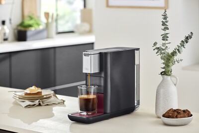Kaffeekapselmaschine bereitet Espresso in Glas