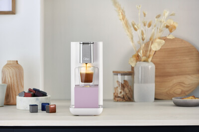 Weiße Kapselmaschine brüht Espresso in Glas