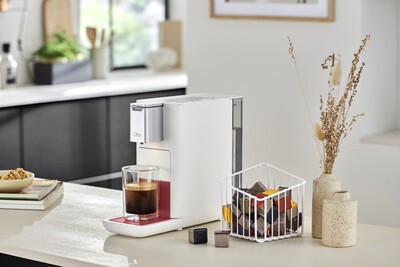 Weiße Kapsel-Kaffeemaschine mit Glas und Kapselkorb