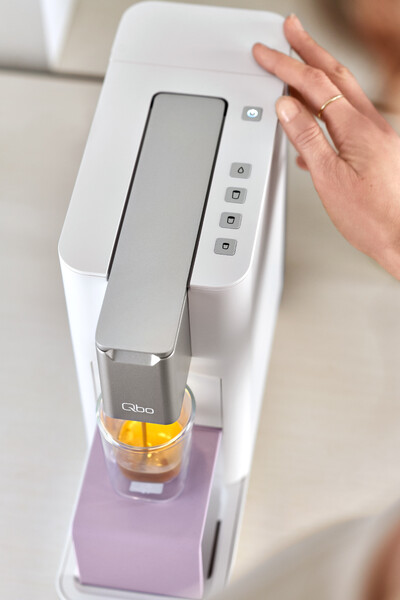 Hand bedient weiße Qbo-Kaffeemaschine