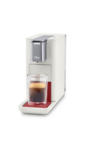 Weiße Kapsel-Kaffeemaschine mit Glas Espresso