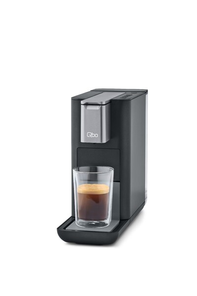 Schwarze Kapselmaschine mit Glas Espresso