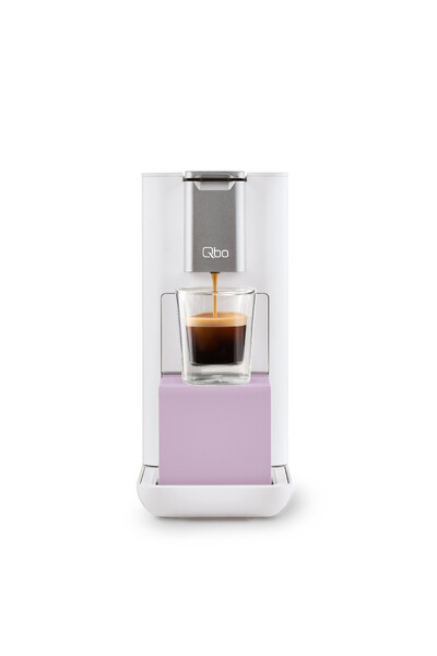 Weiße Qbo-Kaffeemaschine brüht Espresso