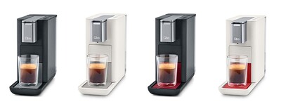 Vier Qbo-Kaffeemaschinen mit Espressogläsern