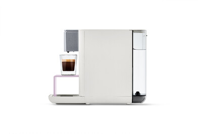 Weiße Kaffeemaschine mit Glas Espresso