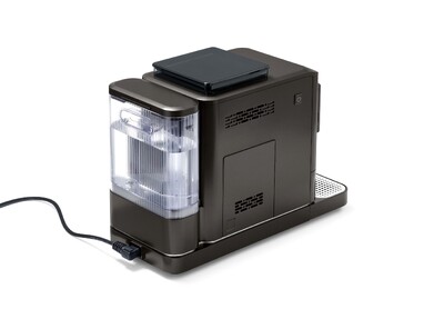 Schwarze Kaffeemaschine mit seitlichem Wassertank