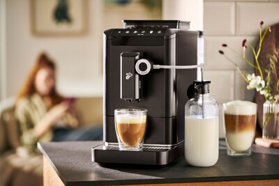 Schwarzer Kaffeevollautomat mit Milchbehälter