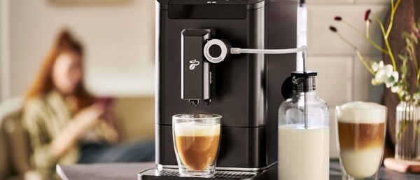 Schwarzer Kaffeevollautomat mit Milchbehälter