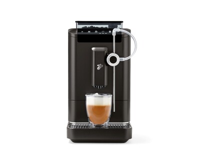 Schwarzer Kaffeevollautomat mit Glas Latte Macchiato