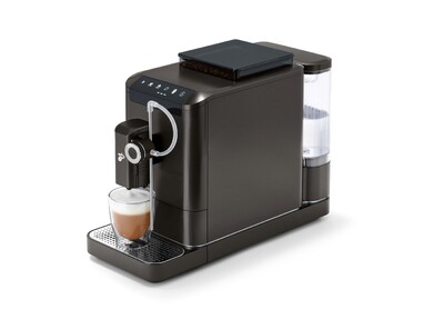 Schwarzer Kaffeevollautomat mit Latte-Macchiato-Glas