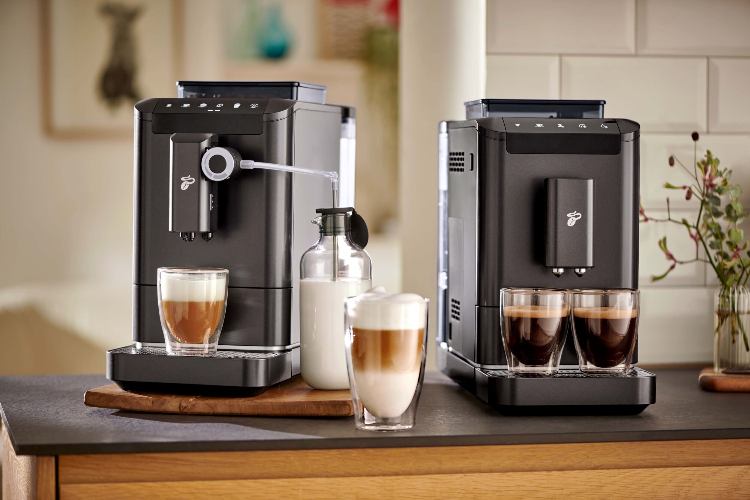Zwei Kaffeevollautomaten mit Latte und Espresso