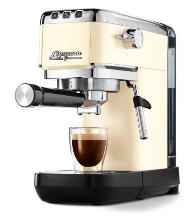 Cremefarbene Siebträger-Espressomaschine mit Espresso