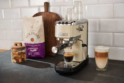 Espressomaschine mit Espresso und Latte Macchiato