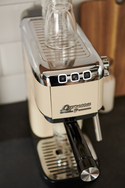 Cremefarbene Espressomaschine mit Glasbechern