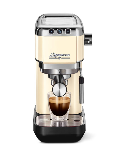 Cremefarbene Espressomaschine mit vollem Glas Espresso