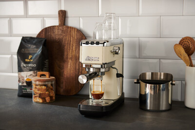 Espressomaschine bereitet einen Espresso zu
