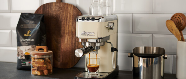 Espressomaschine bereitet einen Espresso zu