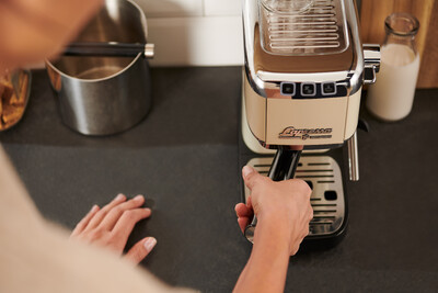 Hand bedient cremefarbene Espressomaschine