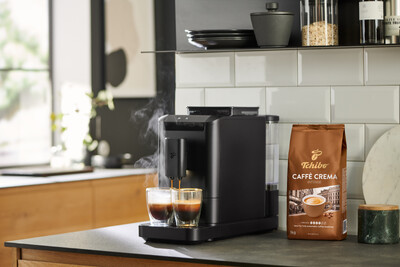 Schwarzer Kaffeevollautomat mit zwei Espressogläsern
