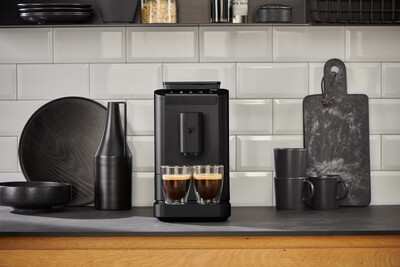 Schwarze Kaffeemaschine mit zwei Espressotassen
