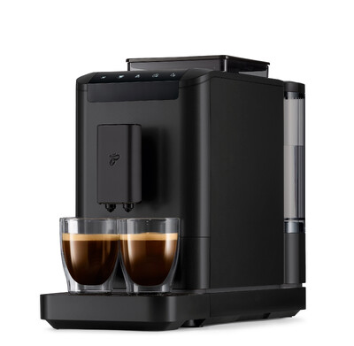 Schwarzer Kaffeevollautomat mit zwei Espressogläsern