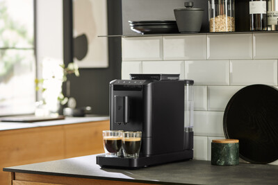 Schwarzer Kaffeevollautomat mit zwei Espressotassen