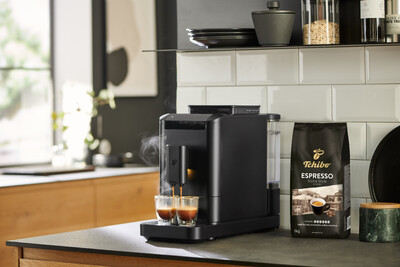 Schwarzer Kaffeevollautomat mit zwei Espressos